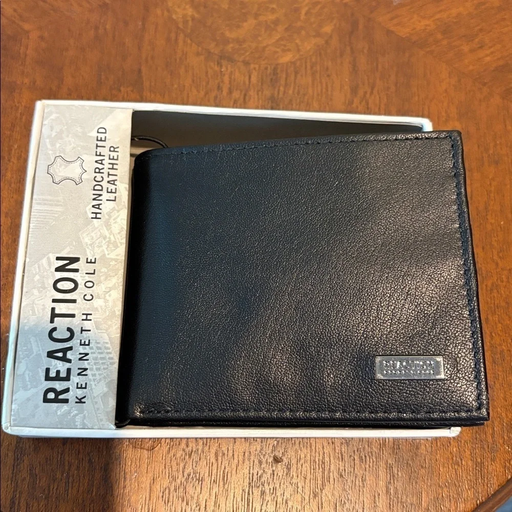 Kenneth Cole Reaction wallet/ card holder  unisex  leather black  4 x 3.5 NIB